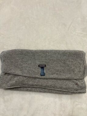 Tommy Hilfiger Light Gray Knit Scarf